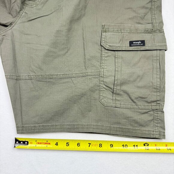 Wrangler Men's Relaxed Fit Low Stretch Green Cargo Shorts Size 48 Inseam 10" NWT - Picture 9 of 10